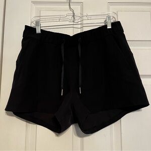 Lululemon Black On The Fly Woven Short 2.5 in Size 10